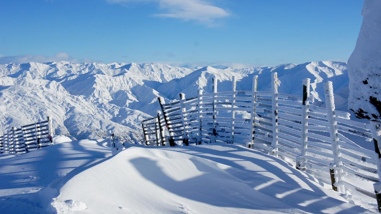 Snowfalls in New Zealand's resort town of Queenstown have closed schools for the day.