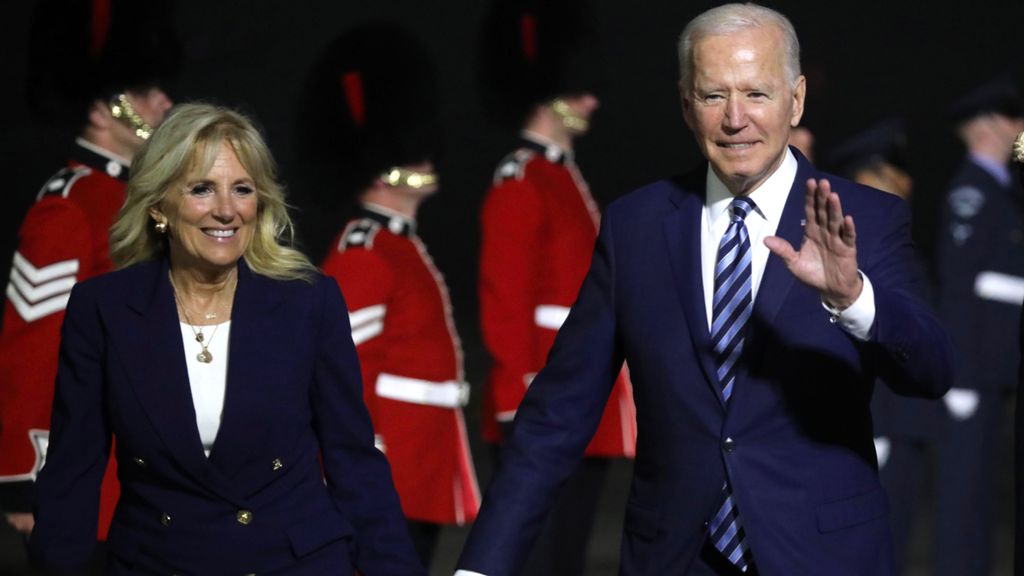 El presidente estadounidense, Joseph R. Biden Jr., y la primera dama, Jill Biden, llegan al aeropuerto de Cornwall, en el Reino Unido, el 9 de junio, lo que marca la primera parada de la primera gira de Biden por el extranjero. (Jack Hill/WPA Pool/Getty Images)