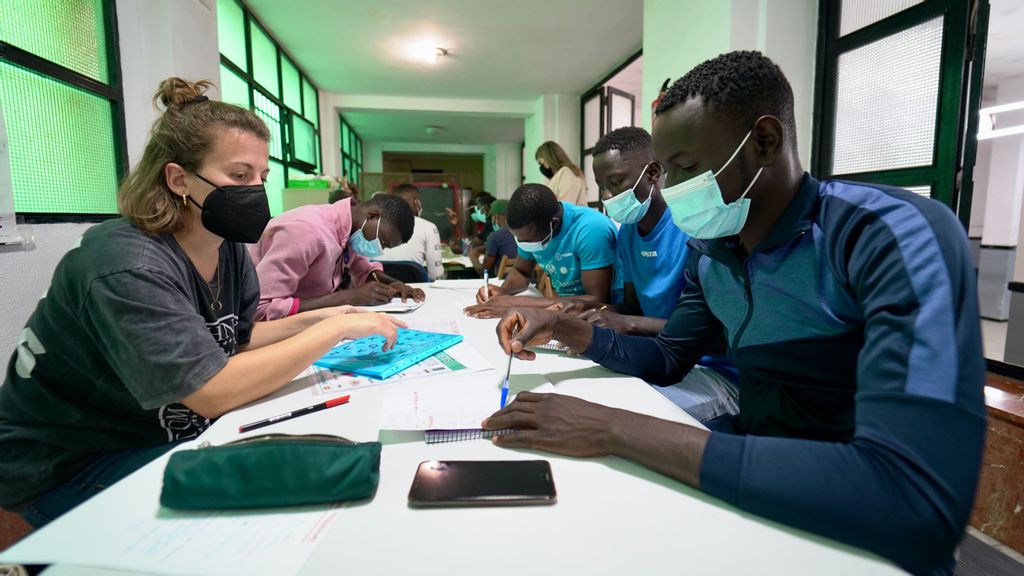 Jóvenes africanos emigrados aprenden español en Jerez de la Frontera, España. (Alfonso Beato)