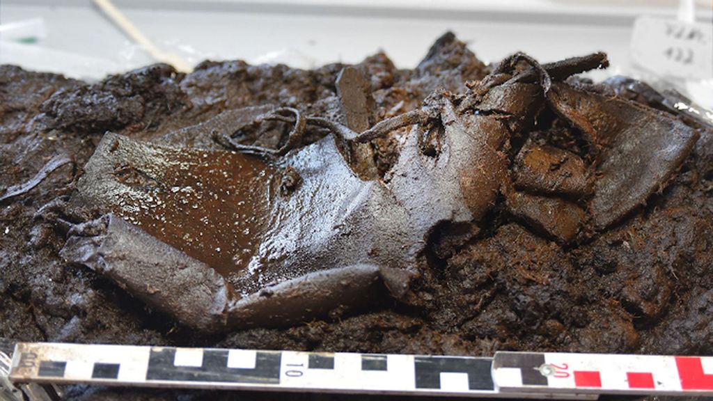 A 2,000-year-old shoe has been discovered on a Bronze Age path in Lower Saxony, Germany. (Niedersachsisches Landesamt fur Denkmalpflege (NLD)/Zenger News)
