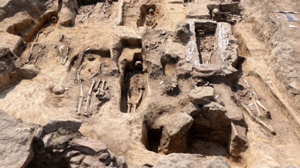 Burials outside the church, foundations of the south transept. (Landesamt fur Denkmalpflege und Archaologie Sachsen-Anhalt, Felix Biermann/Zenger News)