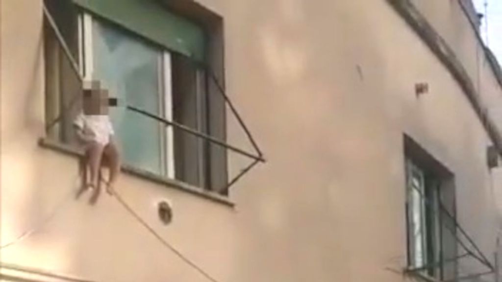 Police officers rescued a 2-year-old girl who was sitting on a window sill in Rome, Italy. (@poliziadistato.it/Zenger News)