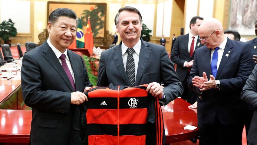 El presidente brasileño Jair Bosonaro regala al premier chino Li Kegiang una chamarra en Beijing, China, antes de que se desatara la pandemia. China ha invertido todavía más en América del Sur desde que COVID-19 afectara al mundo entero. (Yukie Nishizawa/Pool/Getty Images)