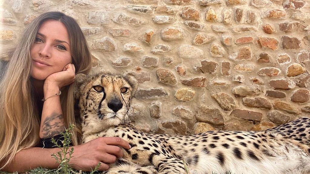Lisa Kytösaho with a cheetah in South Africa. (@lisatorajaqueline/Zenger News)