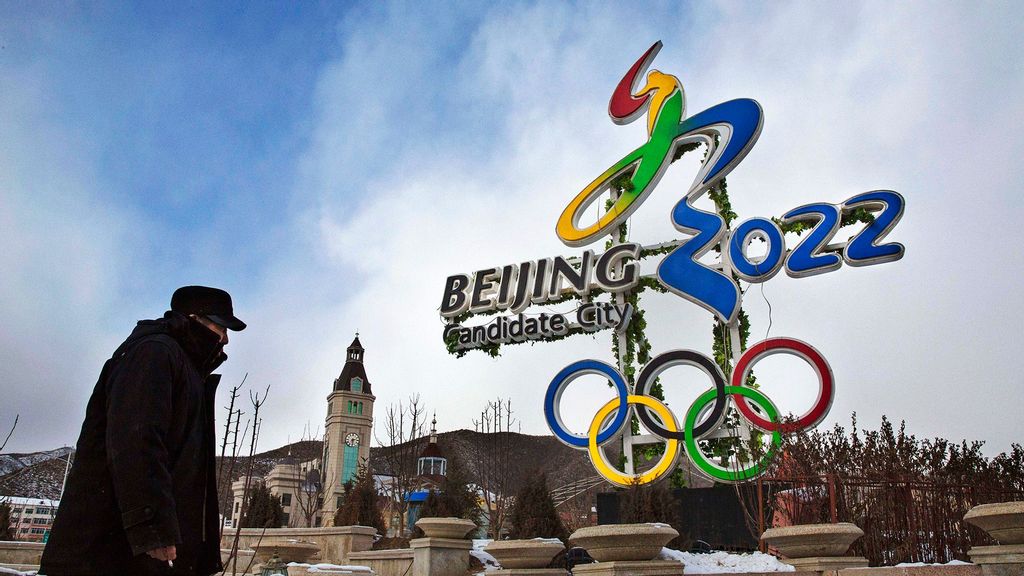 Un hombre chino camina junto a un anuncio de los Juegos Olímpicos de 2022, el 22 de enero de 2016, en el distrito de Chongli, provincia de Hebei, China. (Kevin Frayer/Getty Images)