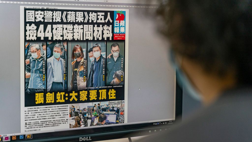 Employees work at the Apple Daily daily news desk in the local paper's newsroom on June 17, 2021 in Hong Kong, China. (Anthony Kwan/Getty Images)