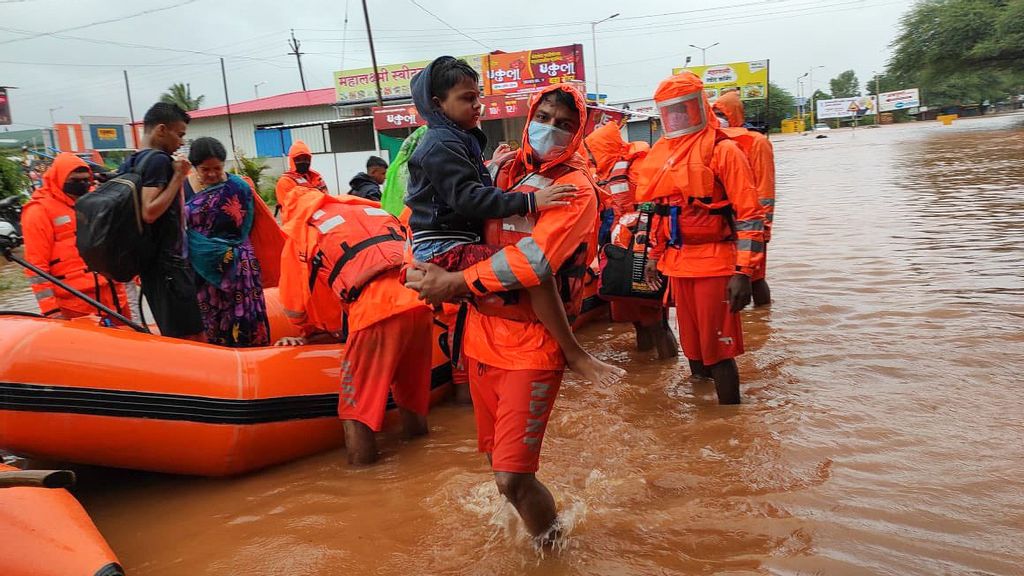 Maharashtra, will soon have a separate National Defense Rescue Force-style mechanism to be set up in flood-affected districts of the state. (@satyaprad1/Twitter)