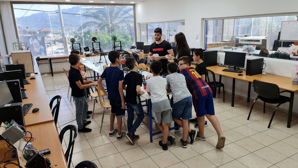 Arab and Jewish schoolchildren gather in Majd al-Krum for hands-on science activities. (Courtesy of Moona)