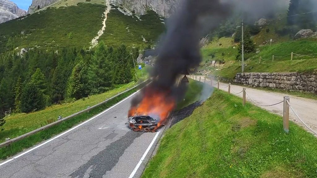 A tourist was driving a McLaren through the Pordoi Pass in the Dolomites when it caught fire and was quickly destroyed. (@hotelpordoi/Zenger News)