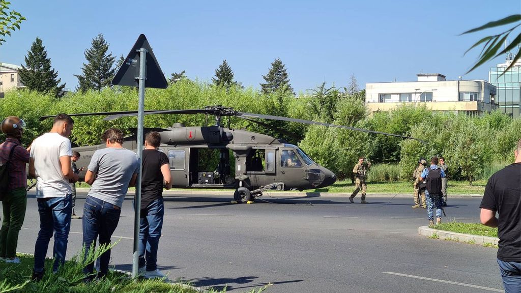 A U.S. Black Hawk helicopter made an emergency landing in Charles de Gaulle Square in Bucharest, Romania, on July 15, 2021. (Valentina Preda/CEN)