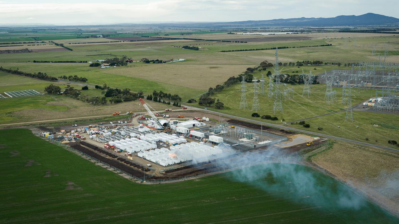 Scientific experts are helping firefighters bring a blaze at Victoria's big battery under control.