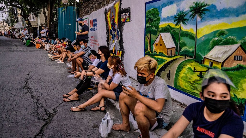 People hoping to get vaccinated against COVID-19 queue outside a vaccination site on August 08, 2021 in Las Pinas, Metro Manila, Philippines. (Ezra Acayan/Getty Images)