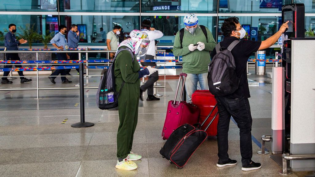 Indian travelers waits at the drop-off point before entering Terminal 3 of the Indira Gandhi International Airport, as the country relaxed its lockdown restriction in Delhi, India. (Yawar Nazir/Getty Images)