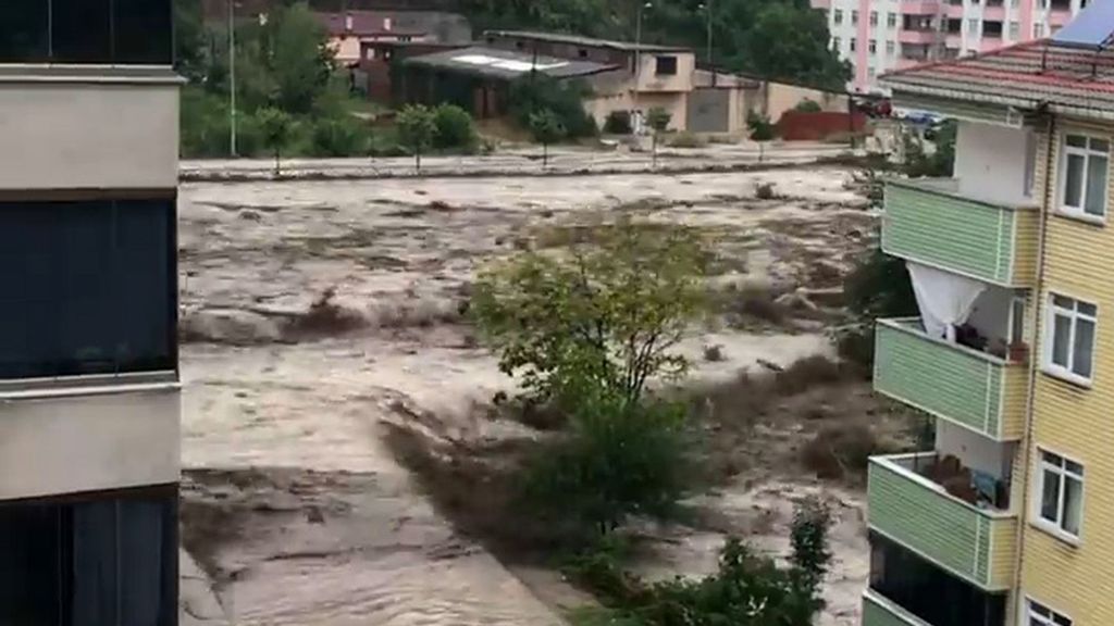 Massive floodwaters rushed through Bozkurt, Turkey, last week. (@sumeyraerginfelek/Zenger)