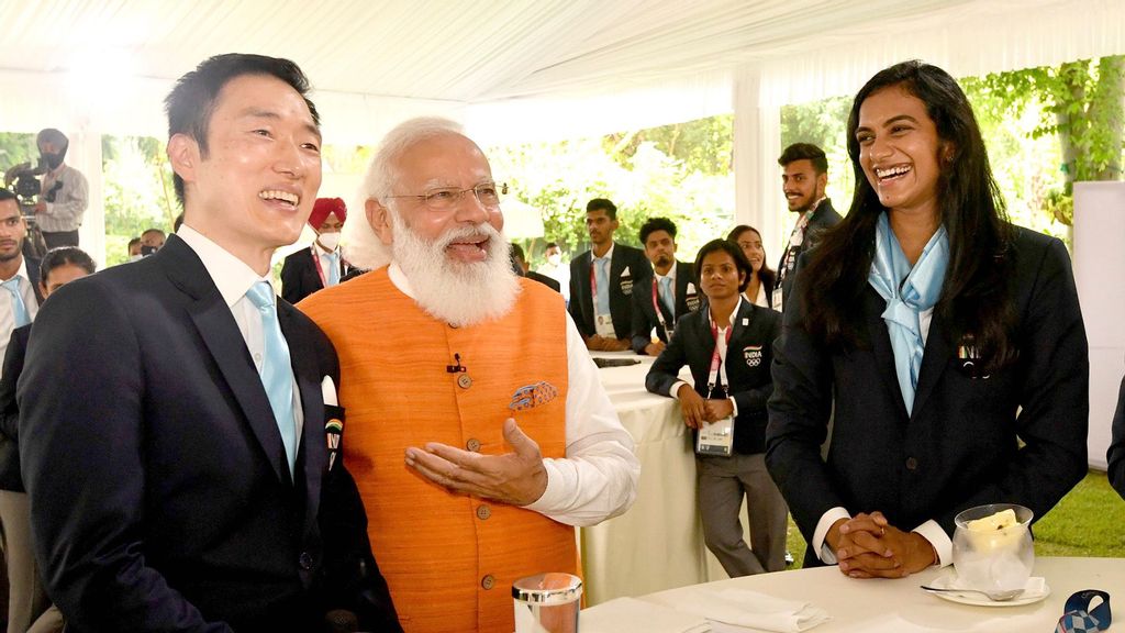 Prime Minister, Narendra Modi meeting the Members of Indian Contingent to Tokyo2020 Olympics, in New Delhi on August 16, 2021. (Press Information Bureau)