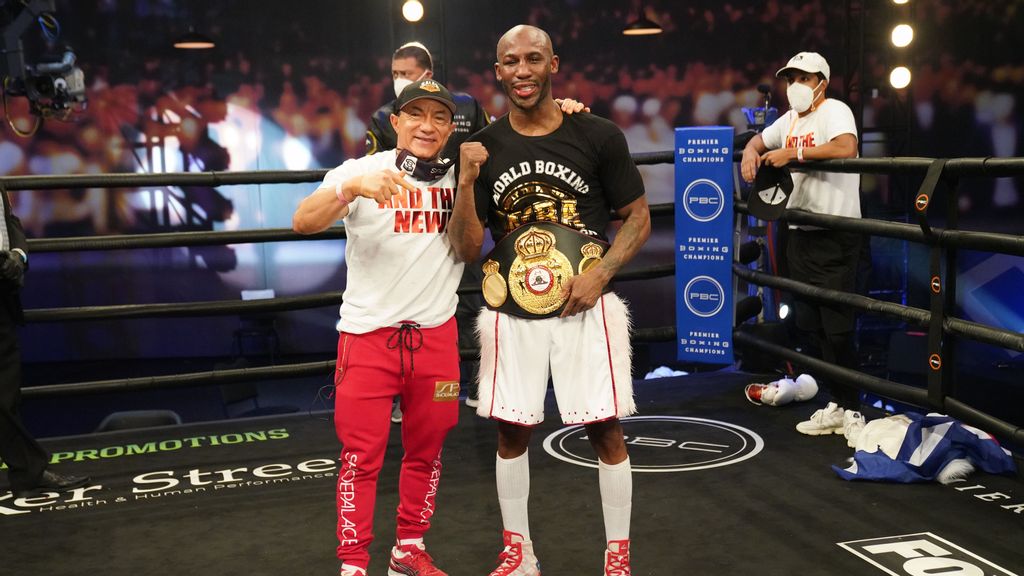 El legendario entrenador cubano, Ismael Salas (izquierda), confía en la victoria del campeón del peso welter de la WBA, Yordenis Ugas (derecha). “Hemos peleado contra zurdos de alto calibre para estar preparados contra Manny Pacquiao. Si alguien observa el historial de Yordenis, podrá ver que siempre los termina superando,” dijo Salas. (Sean Michael Ham/TGB Promotions)