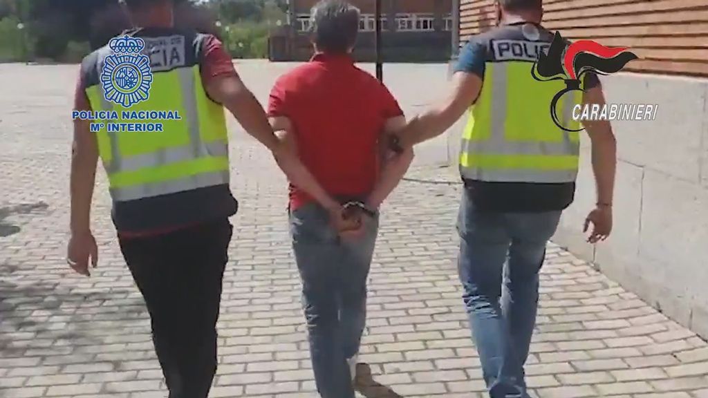 Fugitive Domenico Paviglianiti, center, is taken back into custody by authorities in Spain. The mafia don was mistakenly released from an Italian prison in 2019. (Zenger News)