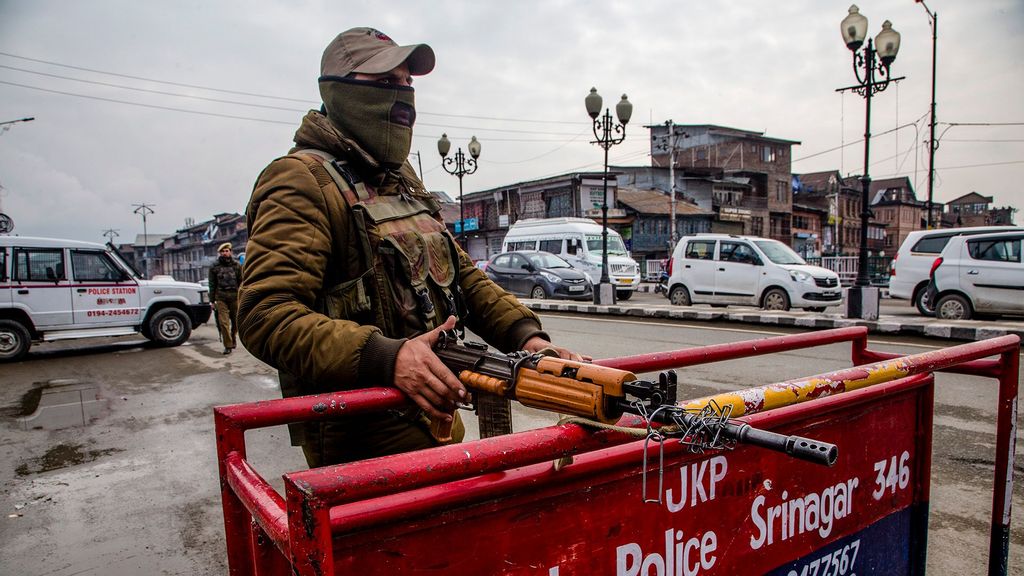 A policeman stands guard on a checkpoint in the middle of the main road, in Srinagar, Kashmir, India. (Yawar Nazir/Getty Images)