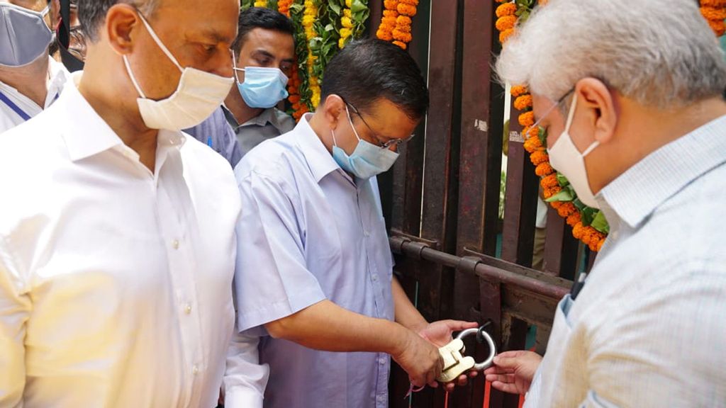 During the launch of faceless transport services in Delhi on Wednesday, Chief Minister Arvind Kejriwal locked the doors of the IP Estate Regional Transport Office (RTO). (Arvind Kejriwal, @ArvindKejriwal/Twitter)