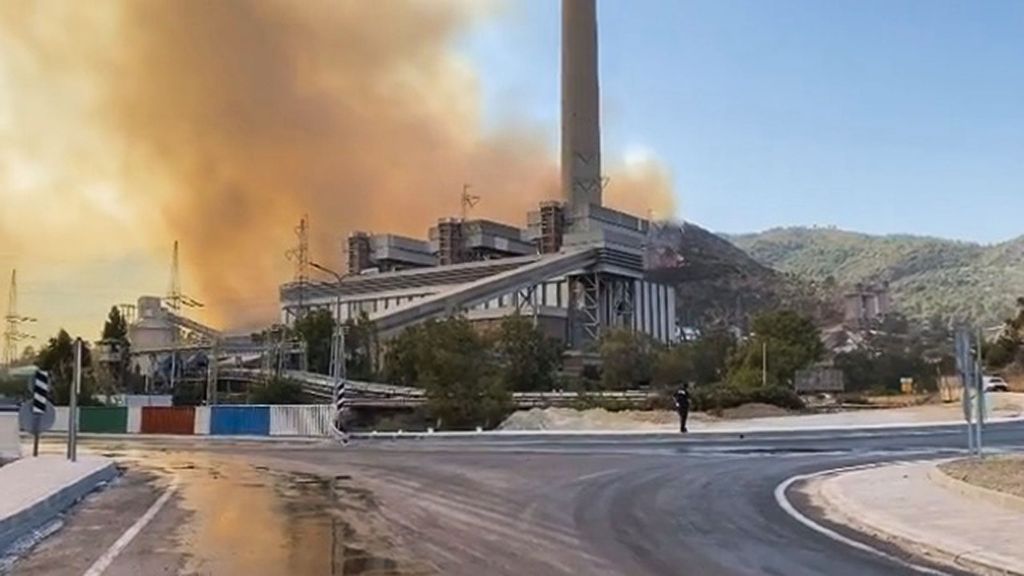 strongUn incendio forestal se extendió cerca de la central térmica de Kemerköy, en el distrito de Milas, en Mugla, Turquía, el 4 de agosto. El incendio se extinguió después de 11 horas. (@muhammettokat48/Zenger)/strong