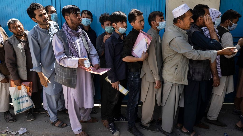 Afghans wait in long lines for hours at the passport office as many are desperate to have their travel documents ready to go on August 14, 2021, in Kabul, Afghanistan. (Paula Bronstein/Pulitzer Centre on Crisis Reporting/Getty Images)