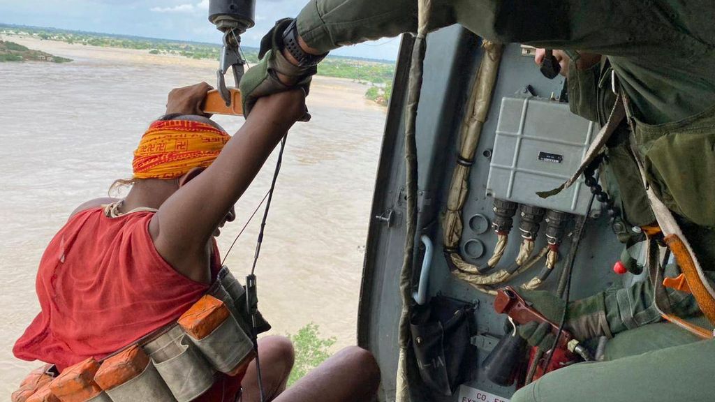 IAF carrying out rescue operations in Datia, Madhya Pradesh. (Indian Air Force, @IAF_MCC/Twitter)