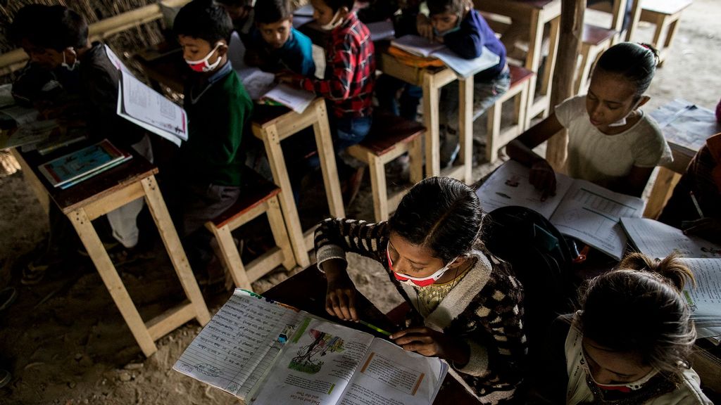 Underprivileged children study at an improvised classroom set up at a construction site on December 09, 2020 in New Delhi, India. (Anindito Mukherjee/Getty Images)