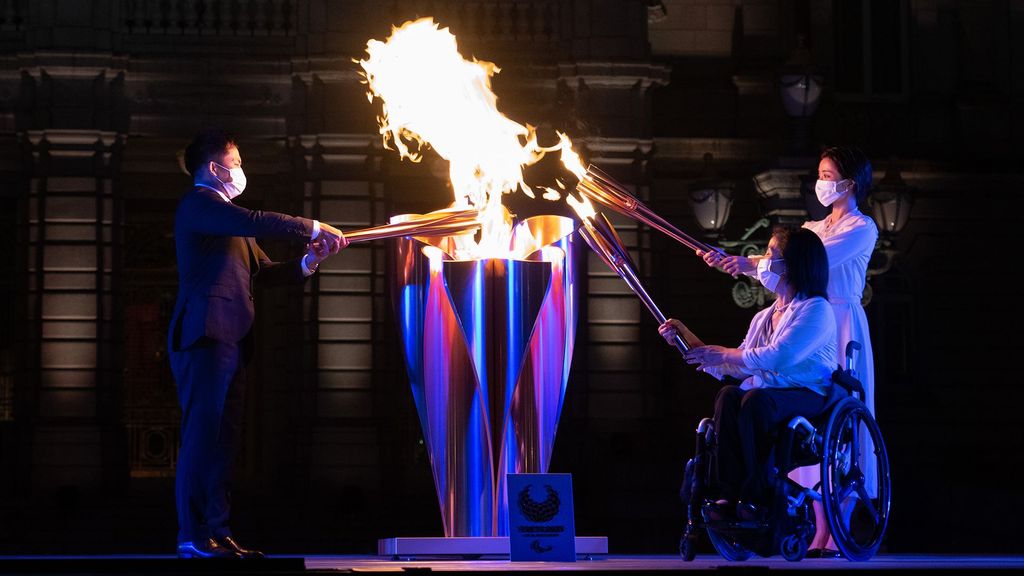 Aki Taguchi (C), Paralympian and official ambassador of the Tokyo 2020 torch relay, actress Satomi Ishihara (R) and Olympic judoka, Tadahiro Nomura, light the Paralympic torch during a Paralympic flame lighting ceremony on August 20, 2021, in Tokyo, Japan. The Tokyo Paralympics is due to get underway on August 24th and will run through until September 5th with many of the same coronavirus measures as the Olympic Games. (Carl Court/Getty Images)