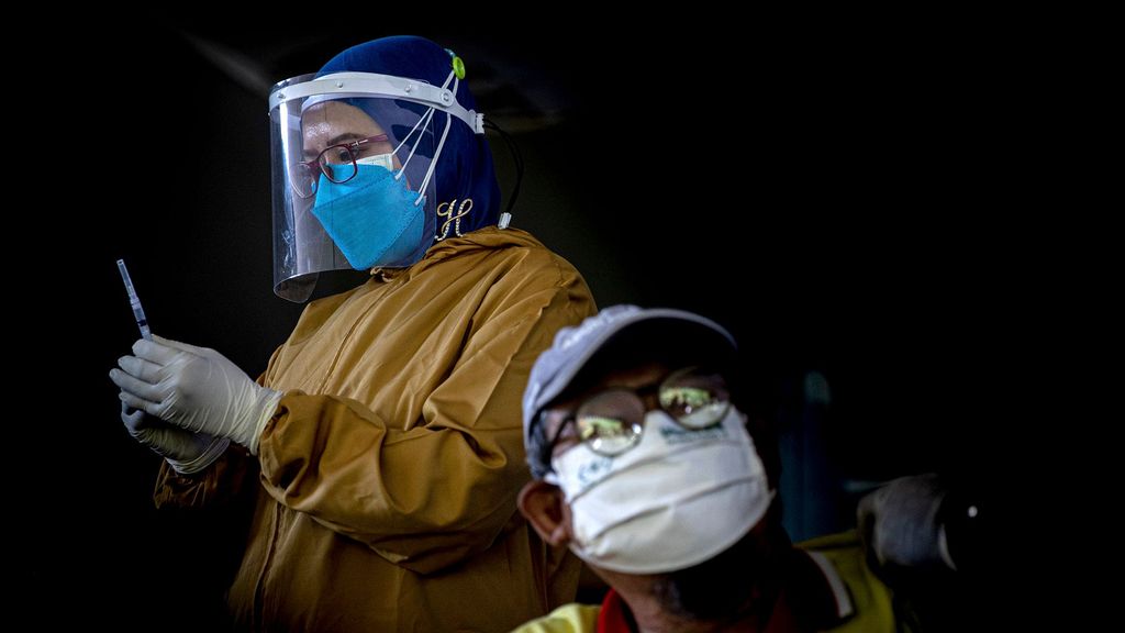 An Indonesian health worker prepares Bio Pharma COVID-19 vaccine on August 06, 2021 in Surabaya, Indonesia. (Robertus Pudyanto/Getty Images)