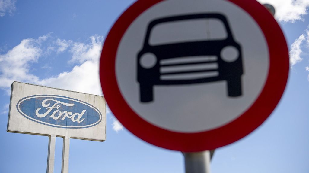 American multinational automobile manufacturer Ford Motor Company will shut its car factories in India but will continue engine manufacturing for export markets. (Matthew Horwood/Getty Images)