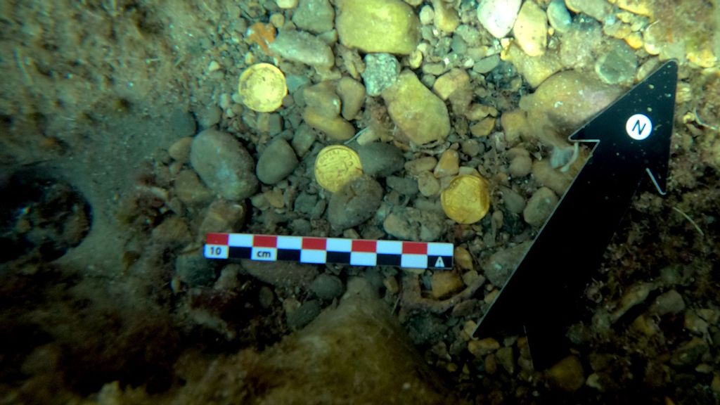 Divers find one of the largest collections of gold Roman coins in a sheltered seabed off the coast of Alicante, Spain. (University of Alicante/Zenger)