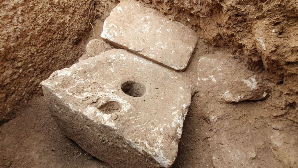 The rare stone toilet, estimated to be 2,700 years old, was most likely used by one of the dignitaries of Jerusalem. (Yoli Schwartz, Israel Antiquities Authority Authority)