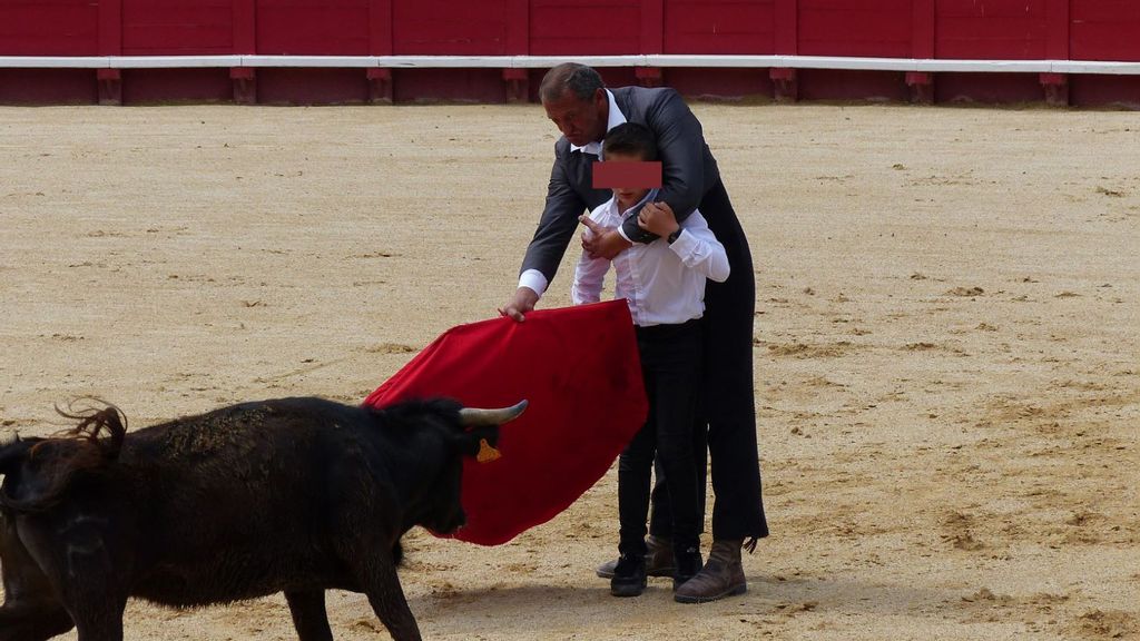 A student learns maneuvers from an instructor form the Beziers Becerada bullfighting school. (COLBAC/Zenger)