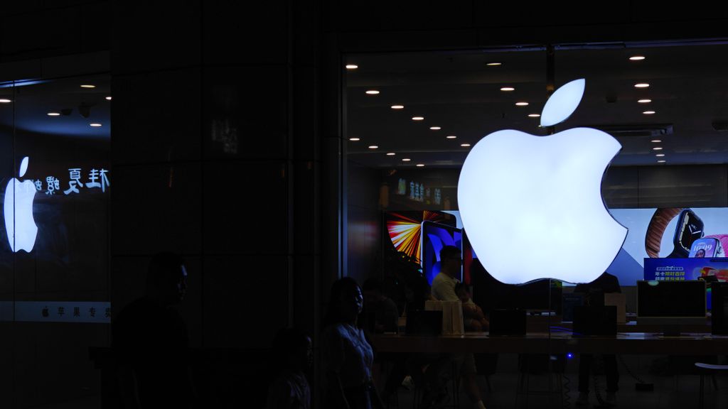 Apple, Inc. has been late to the AI party, with the likes of Microsoft and Alphabet’s Google already making huge strides in the arena. Bloomberg’s Mark Gurman in his latest installment of the weekly “Power On” newsletter delved into what the tech giant has been up to. COSTFOTO/GETTY IMAGES 