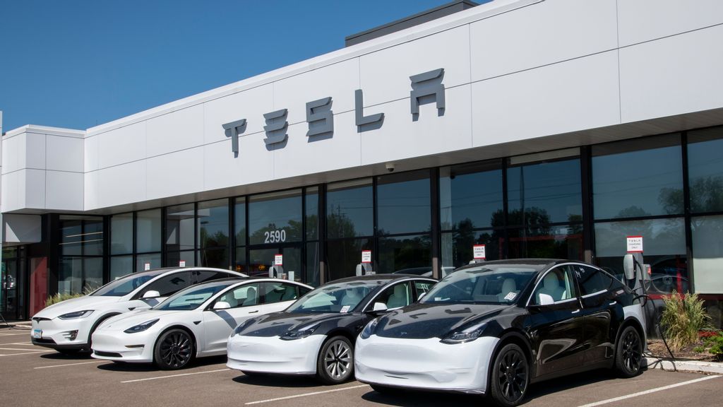 Tesla, Inc. stock lagged behind the broader market recovery on Monday and slid below the psychological support of $200. As the lean stretch seen since mid-July continues, one bearish analyst thinks the stock could hurtle down toward his price target of $24.33. MICHAEL SILUK/GETTY IMAGES
