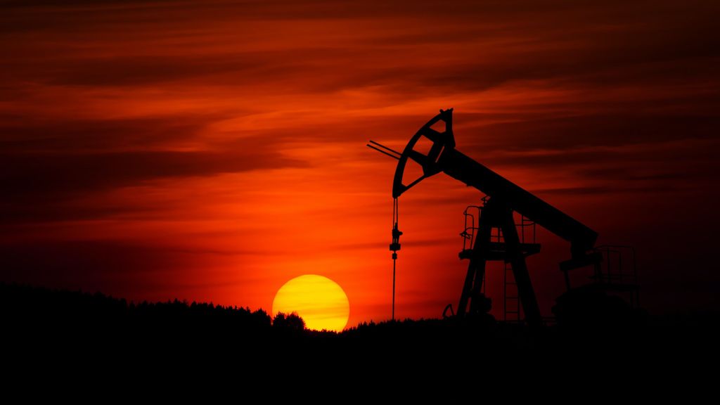 An oil rig shown in the sunset. Romania and Bulgaria in rift over oil territory in the Schengen in Europe. (ZBYNEK BURIVAL/UNSPLASHED)